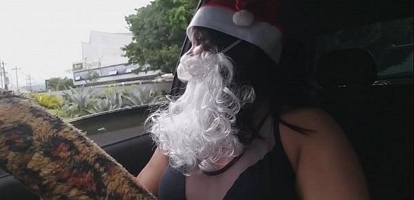 trendsBianca Foi fazer um pedido para o papai noel e acabou caindo no peru de natal.